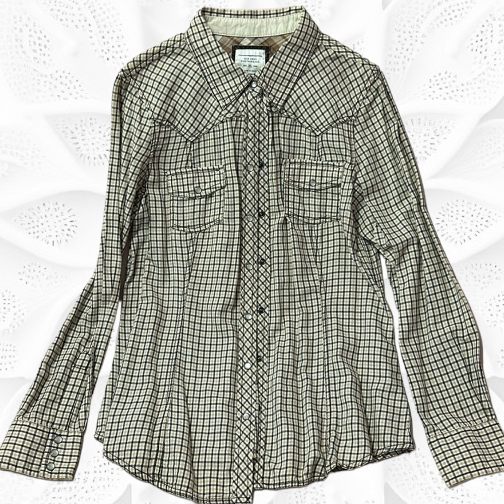 Long sleeve button down shirt. Western style. Checkered print. Snap buttons.
